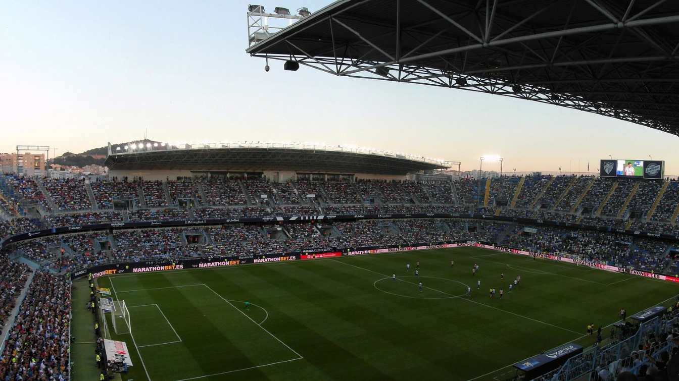 La Rosaleda przejdzie pilną modernizację po awansie M&aacute;lagi CF do LaLiga. Stadion zostanie dostosowany do wymog&oacute;w najwyższej klasy rozgrywkowej, m.in. przez wymianę oświetlenia, poprawę dostępności i usunięcie przeciek&oacute;w.