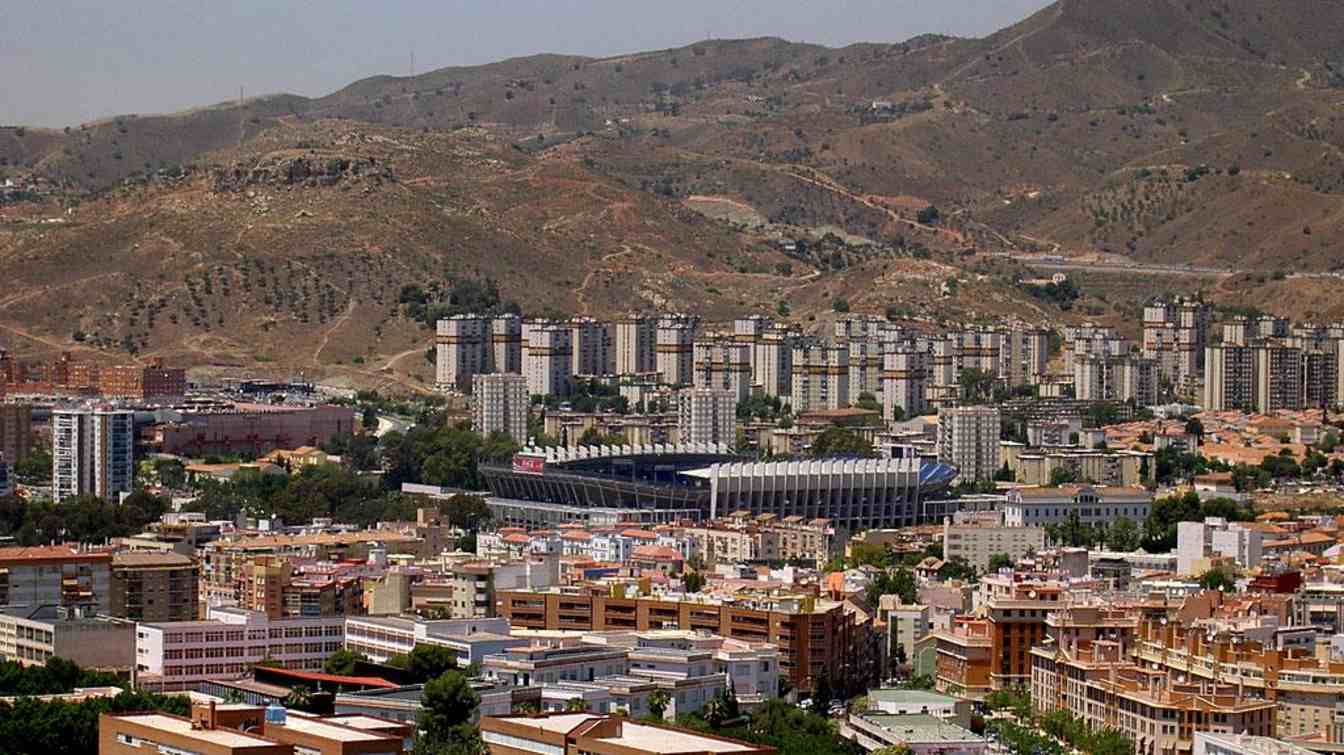 M&aacute;laga CF ma wr&oacute;cić do Primera Divisi&oacute;n na zmodernizowanej La Rosaleda. Najważniejsze prace za około 3 mln &euro; mają sfinansować publiczni właściciele stadionu, a klub skupi się na szatniach, zapleczu i strefach VIP.