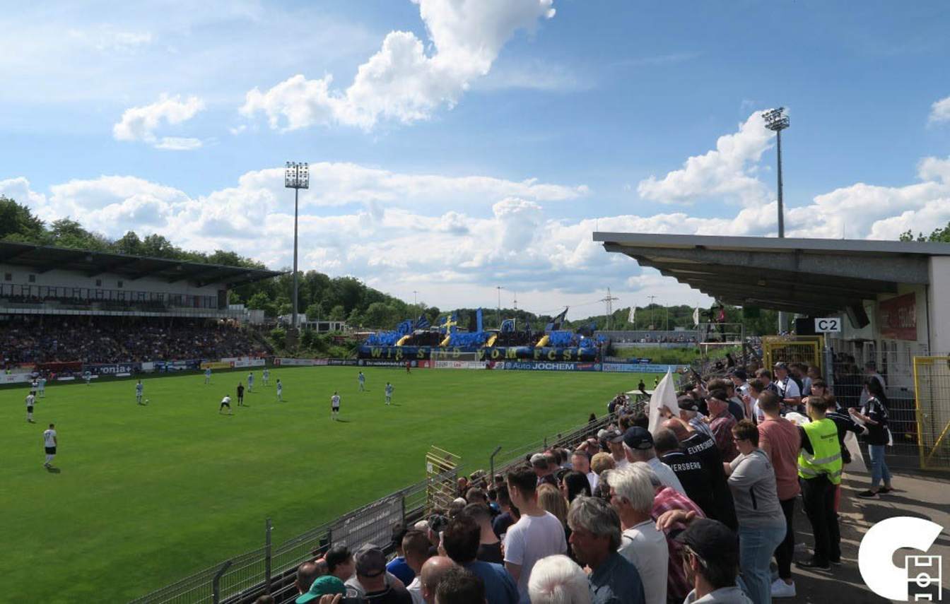 SV Elversberg przygotowuje Stadion an der Kaiserlinde do wymog&oacute;w Bundesligi. Dzięki czasowemu odstępstwu DFL klub może grać na obiekcie dla około 10 tysięcy widz&oacute;w, ale rozbudowa ma zwiększyć pojemność do 15 500 miejsc.