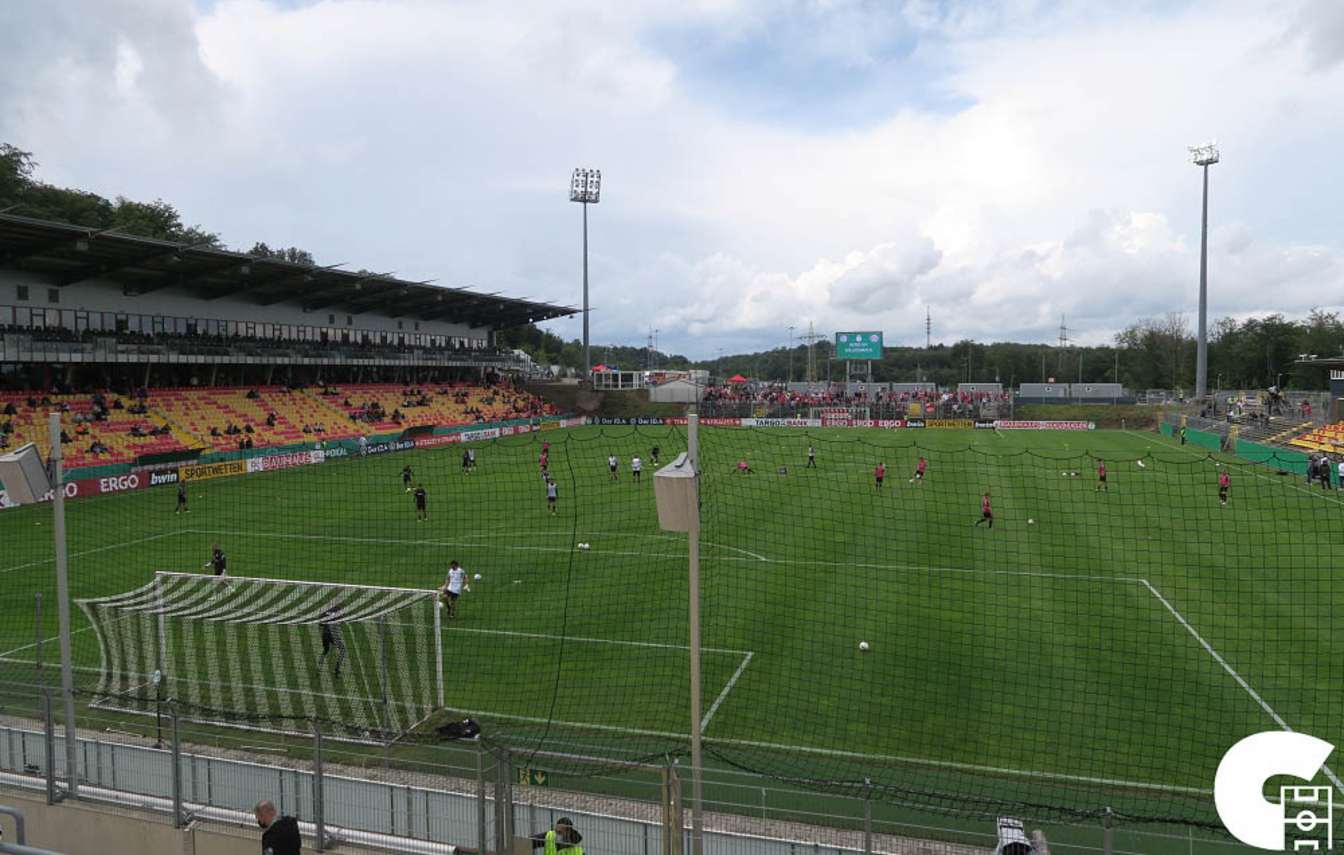 Nowa trybuna p&oacute;łnocna ma całkowicie odmienić Ursapharm-Arenę. Stadion zyska większą pojemność, nowoczesne zaplecze dla medi&oacute;w i zawodnik&oacute;w, dodatkowe parkingi oraz wyjątkowe loże przy samej murawie.