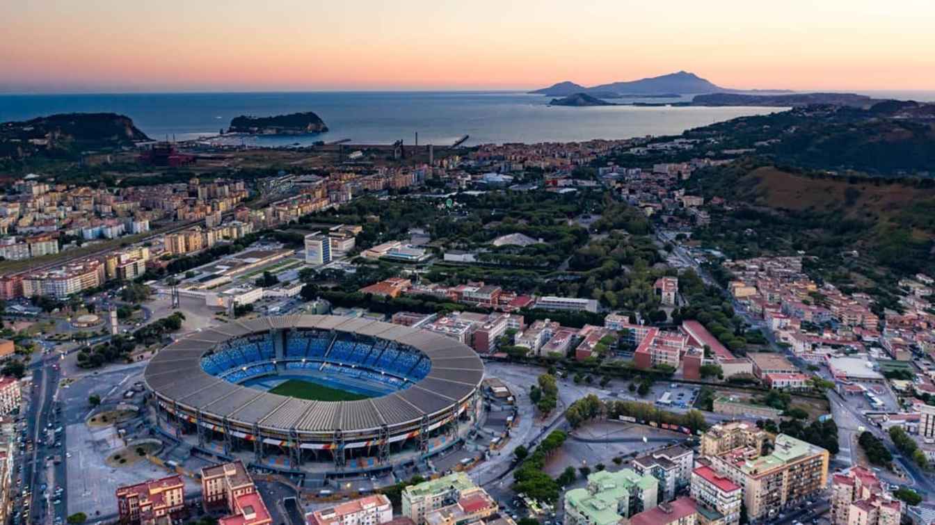 Napoli może być bliżej budowy własnego stadionu niż kiedykolwiek wcześniej. Klub podpisał list intencyjny z Kuwait Petroleum w sprawie teren&oacute;w dawnego kompleksu Q8, a miasto deklaruje wsparcie dla prywatnej inwestycji.