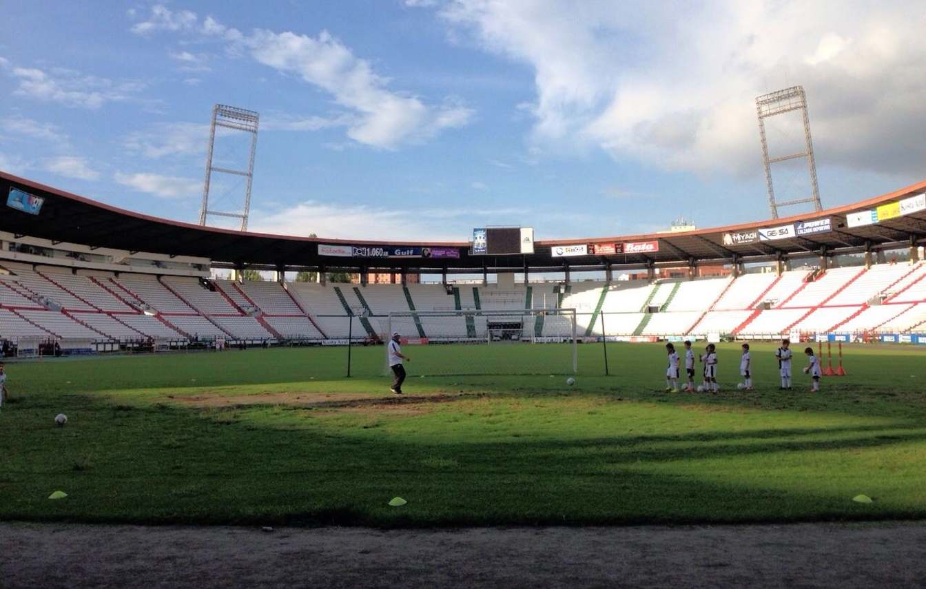 Estadio Palogrande przejdzie modernizację za ponad 6,1 mld pesos. Prace obejmą wymianę zadaszenia, odnowienie konstrukcji nośnej, poprawę odwodnienia i dostosowanie stadionu do wyższych standard&oacute;w bezpieczeństwa.