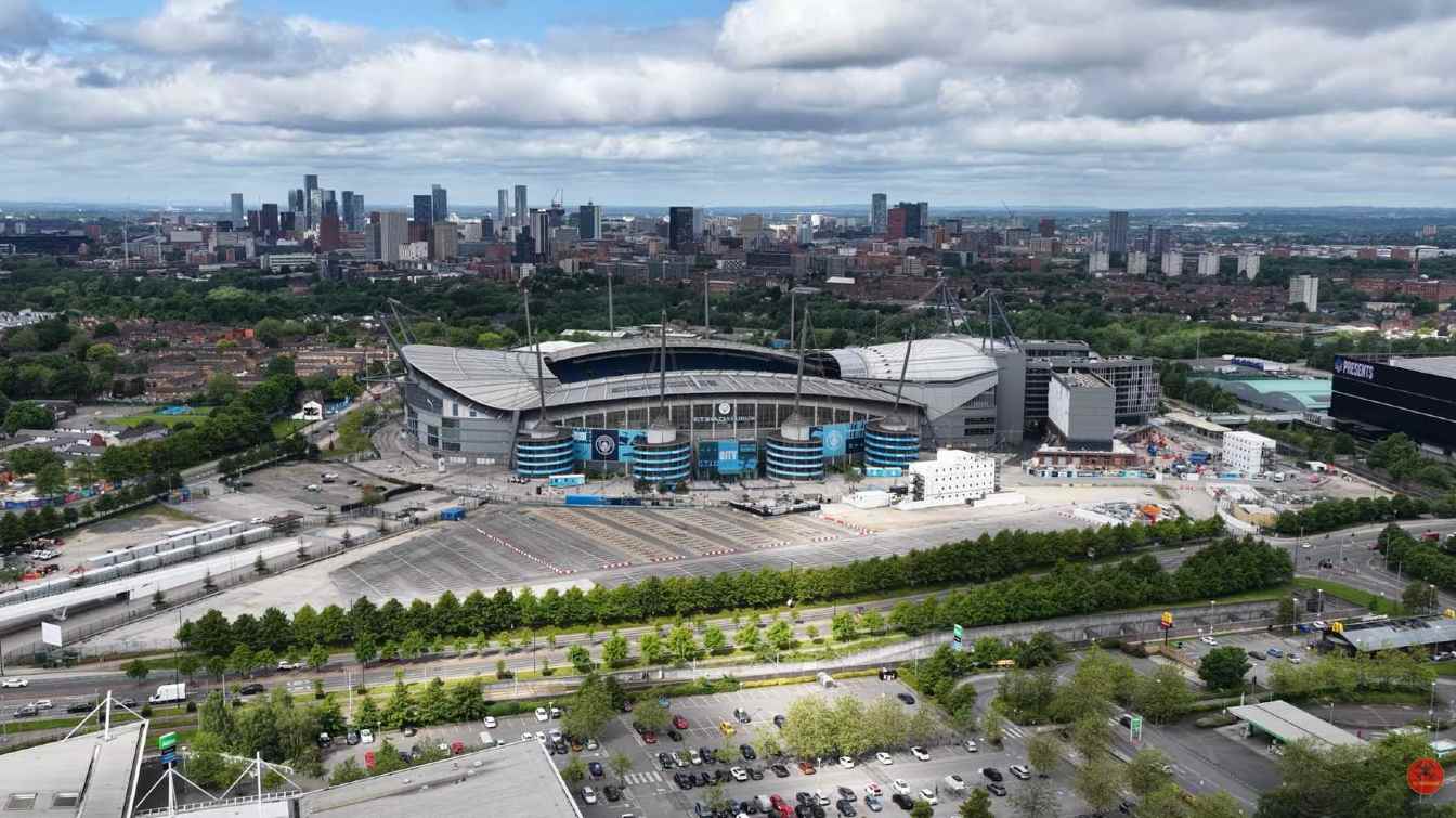 Oasis może zagrać aż 12 koncert&oacute;w na Etihad Stadium w 2027 roku. Według brytyjskich medi&oacute;w Manchester City miałby oddać arenę braciom Gallagher na sześć tygodni, wzmacniając wyjątkową więź zespołu z klubem.