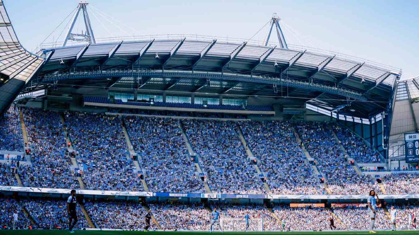 Etihad Stadium szykuje się na powr&oacute;t wielkich koncert&oacute;w po rozbudowie p&oacute;łnocnej trybuny. Seria występ&oacute;w Oasis mogłaby przyciągnąć dziesiątki tysięcy fan&oacute;w każdej nocy i przynieść Manchesterowi ogromne korzyści finansowe.