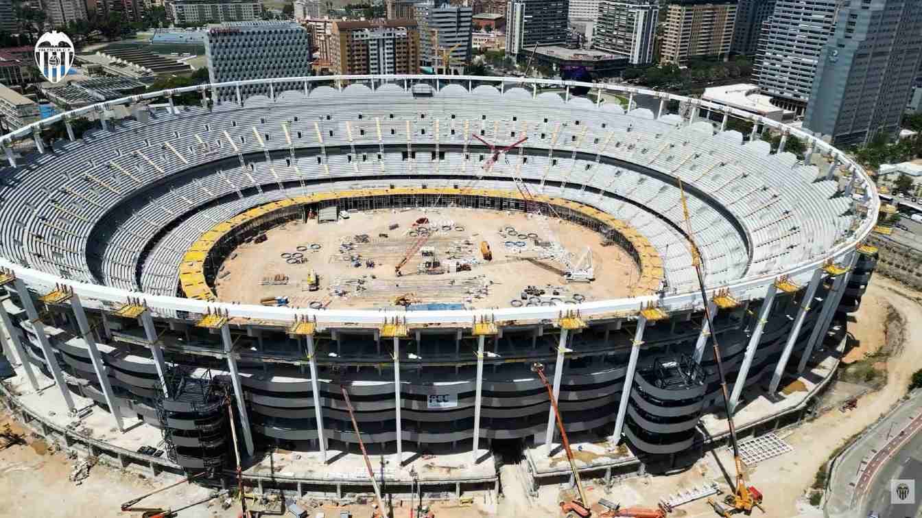 Peter Lim wr&oacute;cił do Walencji po niemal siedmiu latach nieobecności. Właściciel Valencii CF odwiedził budowę Nou Mestalla, kt&oacute;ra jest już ukończona w 76% i przygotowuje się do montażu dachu.Peter Lim wr&oacute;cił do Walencji po niemal siedmiu latach nieobecności. Właściciel Valencii CF odwiedził budowę Nou Mestalla, kt&oacute;ra jest już ukończona w 76% i przygotowuje się do montażu dachu.