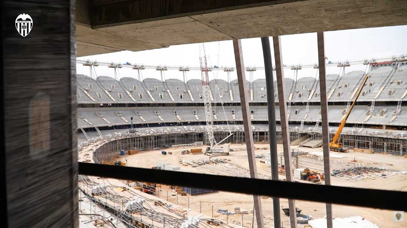 Nou Mestalla wchodzi w kluczowy etap budowy. Po montażu pierścienia kompresyjnego i stalowych słup&oacute;w kolejnym krokiem będzie podnoszenie ważącej 4 800 ton konstrukcji dachu, ważne także w kontekście mundialowej certyfikacji.