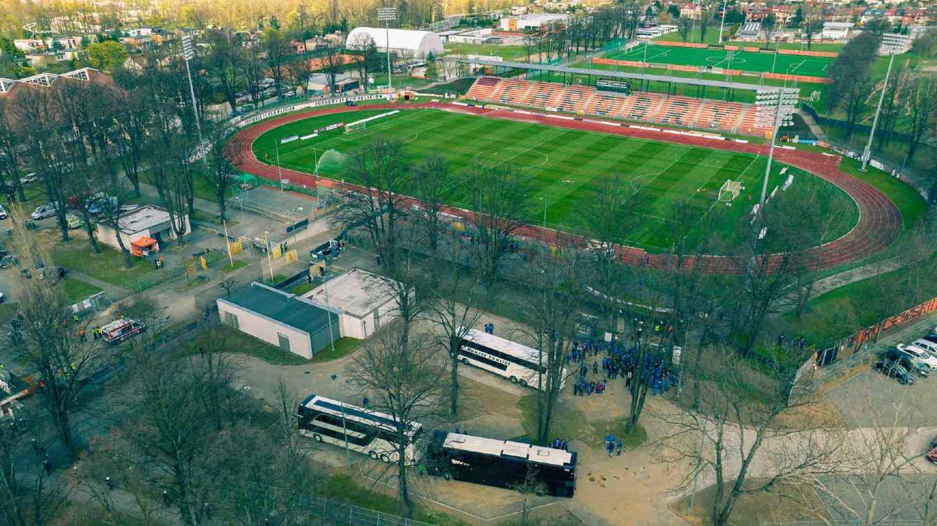 Głog&oacute;w nie planuje budowy nowego stadionu Chrobrego przy obwodnicy. Miasto odpowiada, że ewentualna modernizacja pozostanie związana z obecnym obiektem przy ul. Wita Stwosza.